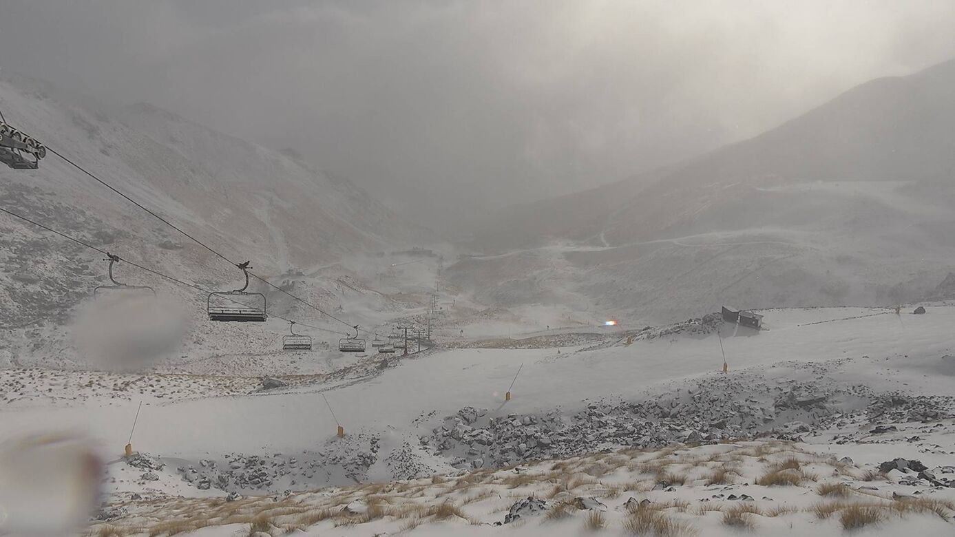 The Remarkables The Remarkables - Curvey Basin live webcam